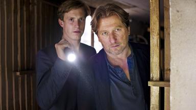 Hattinger (Michael Fitz, r.) und Wildmann (Golo Euler, l.) finden Pichler im Keller.