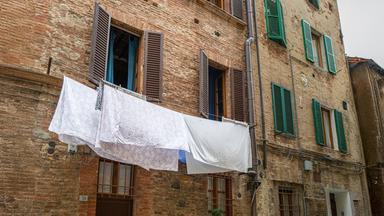 Wäsche hängt vor einem alten italienischen Haus