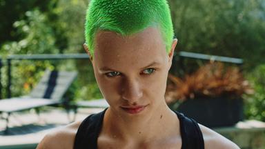 Die 15-jährige Elina (Elsi Sloan) ist von Finnland nach Südfrankreich gezogen.