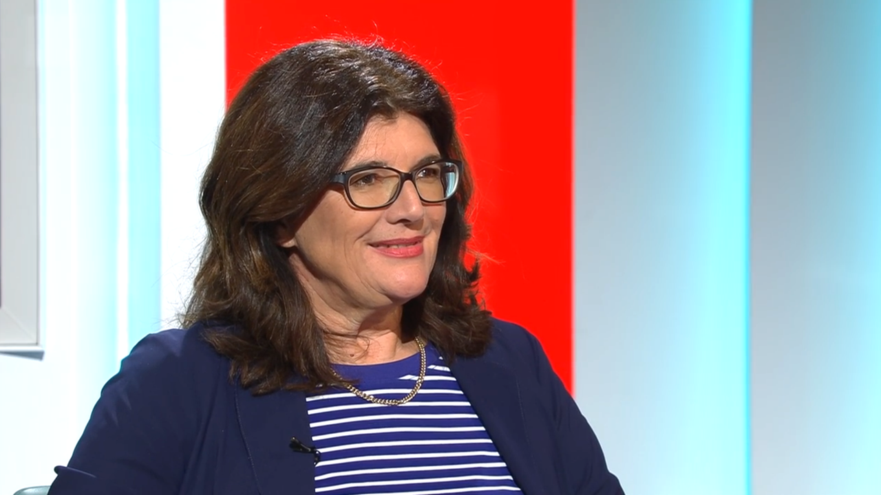 Porträt der sitzenden Heike Wiehle-Timm, Anfang 60, dunkle mittellange Haare, Brille