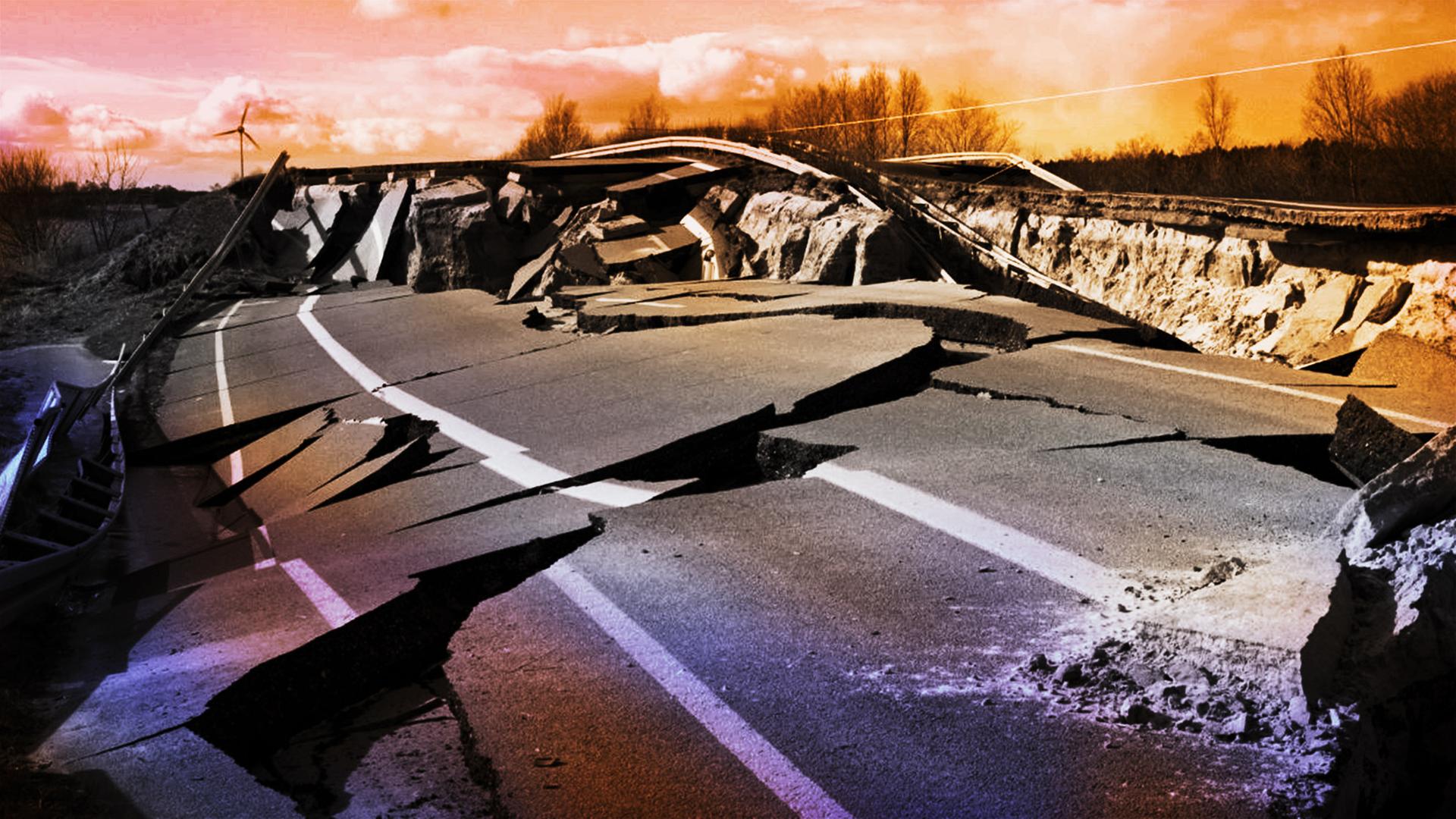 Schwarzweißfoto von der Asphaltdecke eines Autobahnstücks, die durch einen Erdrutsch aufgerissen ist und von der Teile in die Höhe ragen.