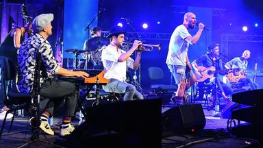 Musiker auf der Bühne.