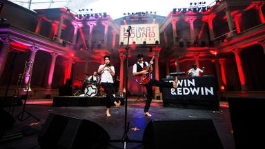 Erwin & Edwin haben barfuß Spaß auf der Bühne.