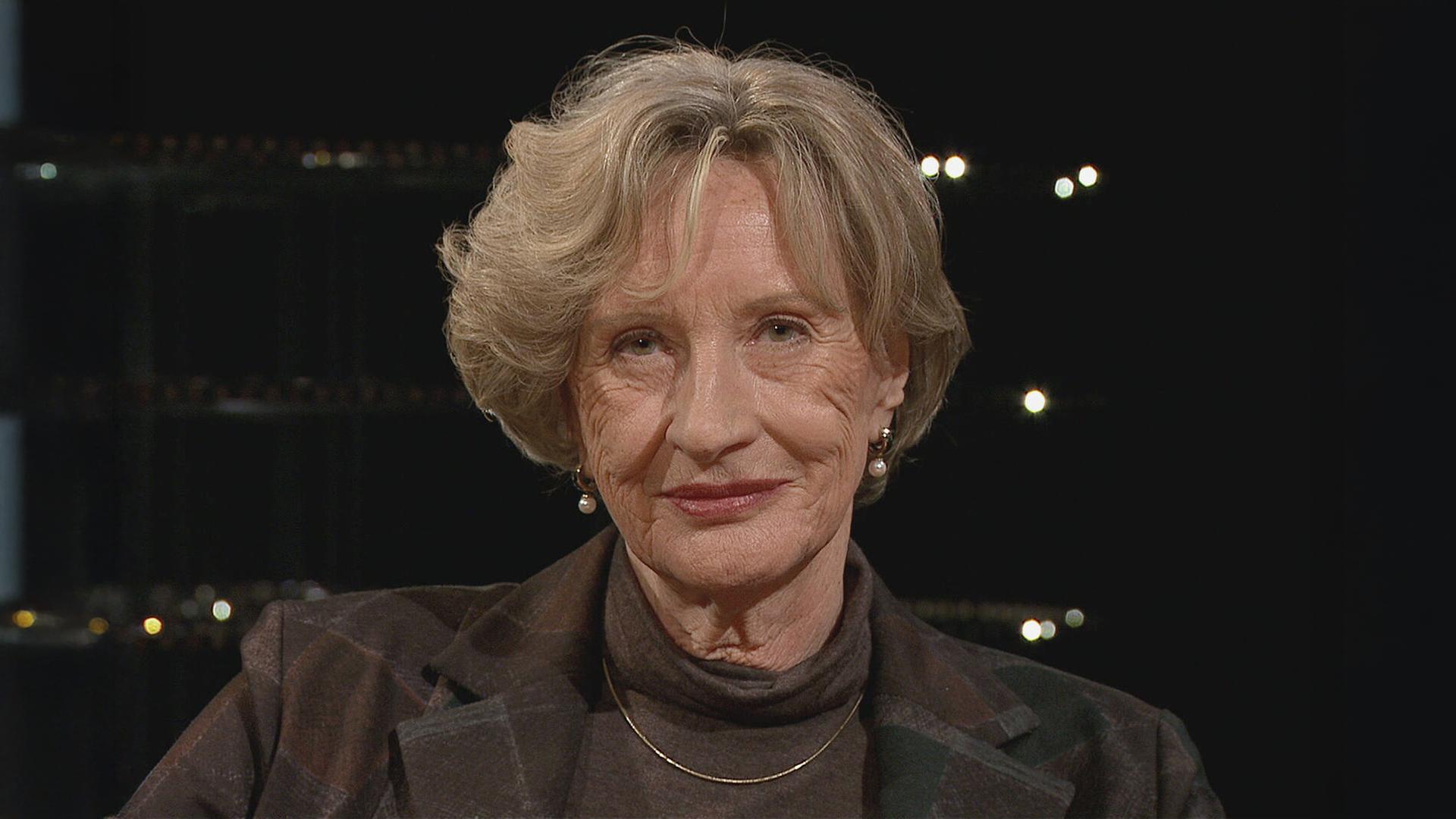 Helene Bracht, Organisationspsychologin, im Porträt vor neutralem Hintergrund.