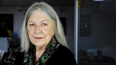 Das Porträtfoto der Schriststellerin Helga Schubert zeigt eine ältere Frau mit langen grauen Haaren.