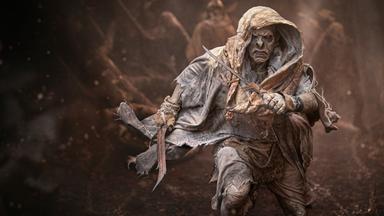 Ein Ork bewegt sich in bedrohlicher Haltung mit gezücktem Schwert auf die Kamera zu.