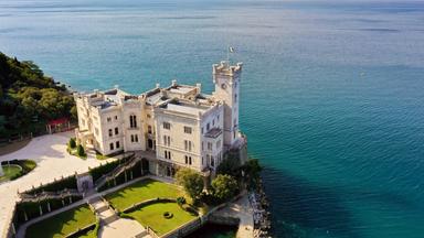 Erbaut von Erzherzog Maximilian von Österreich: Schloss Miramare bei Triest