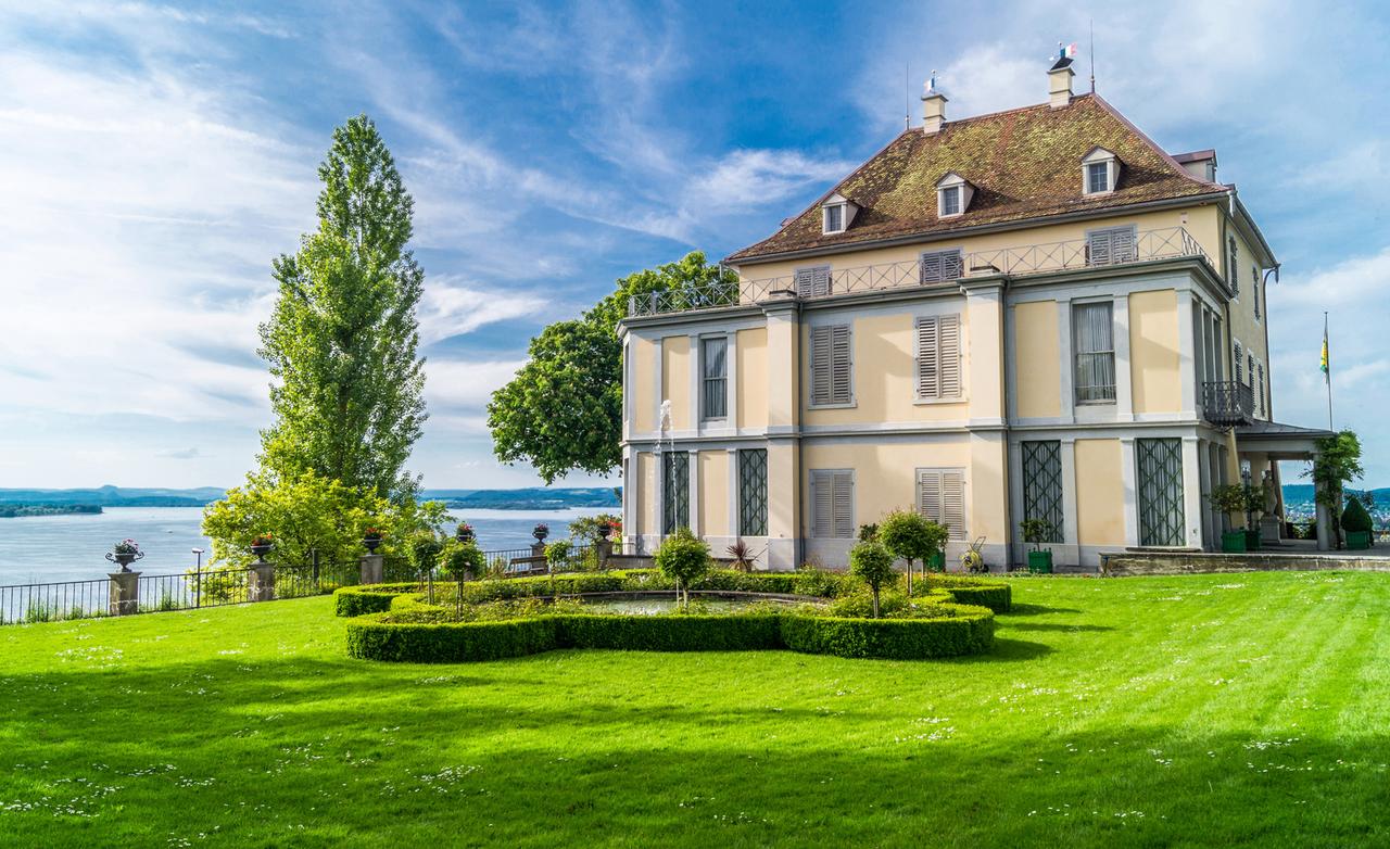 Schloss Arenenberg Sommerstimmung mit blauen Wolkenhimmel