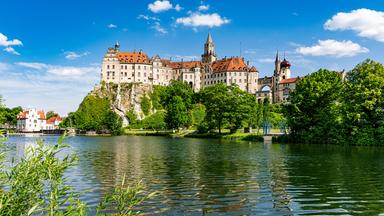 Eine Außenaufnahme eines Schlosses vor strahlend blauem Himmel