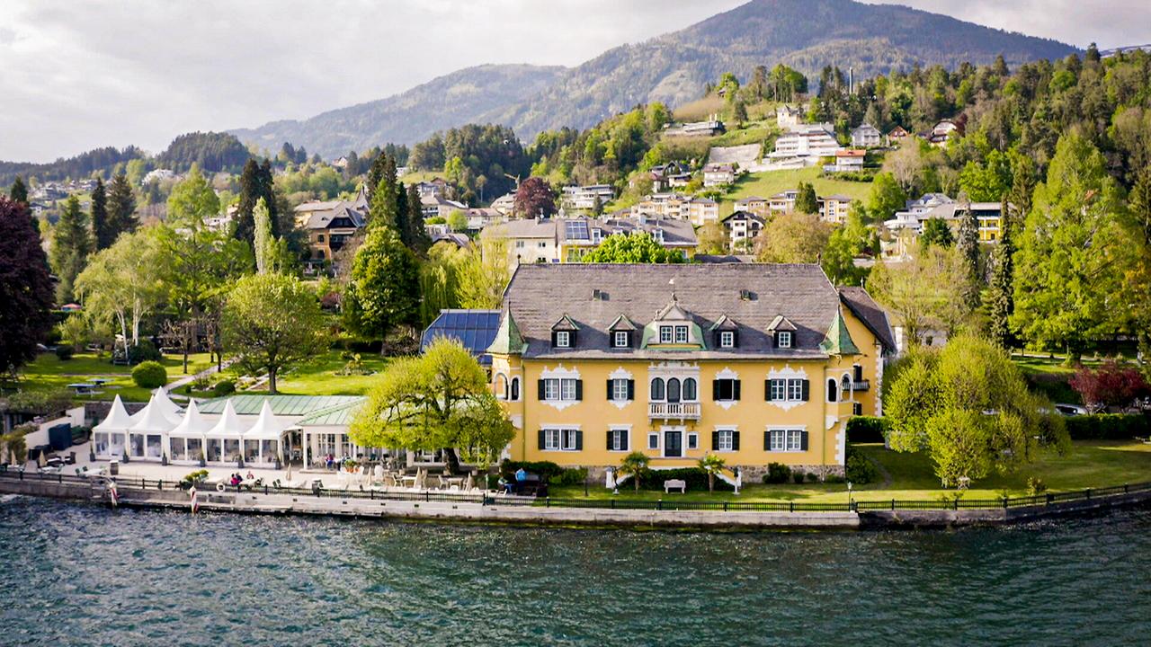 Historischer Gebäudekomplex an einem Seeufer gelegen, aus der Vogelperspektive