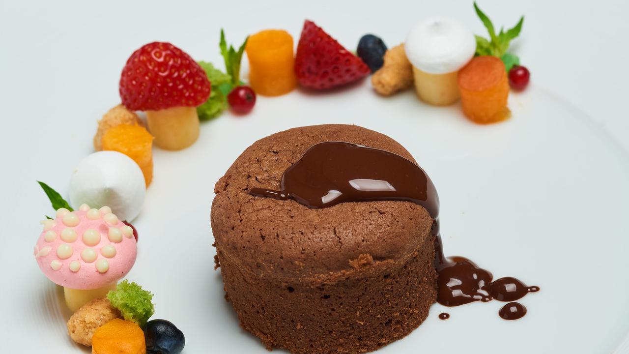 Halbflüssiger Schokoladenkuchen mit Rotweinsorbet - 3sat-Mediathek