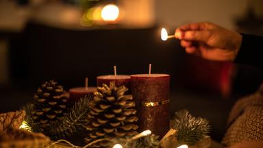 Nahaufnahme eines Adventskranz.