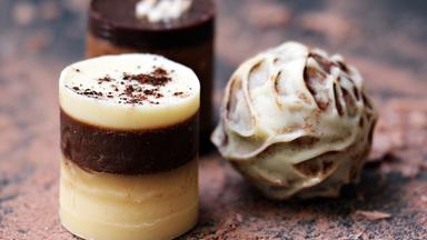 Zwei Schokotörtchen und eine Praline