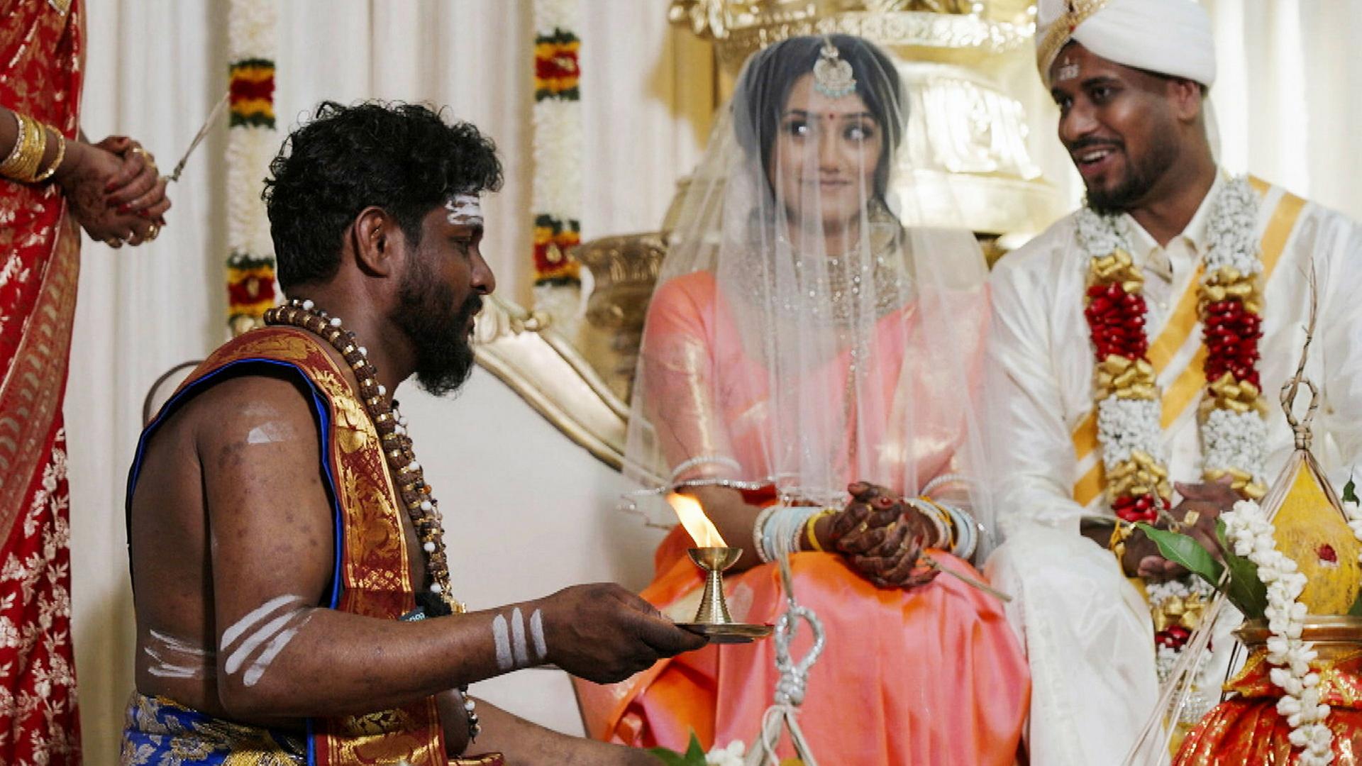Sasikumar vermählt ein Paar mit einer Hindu-Zeremonie.