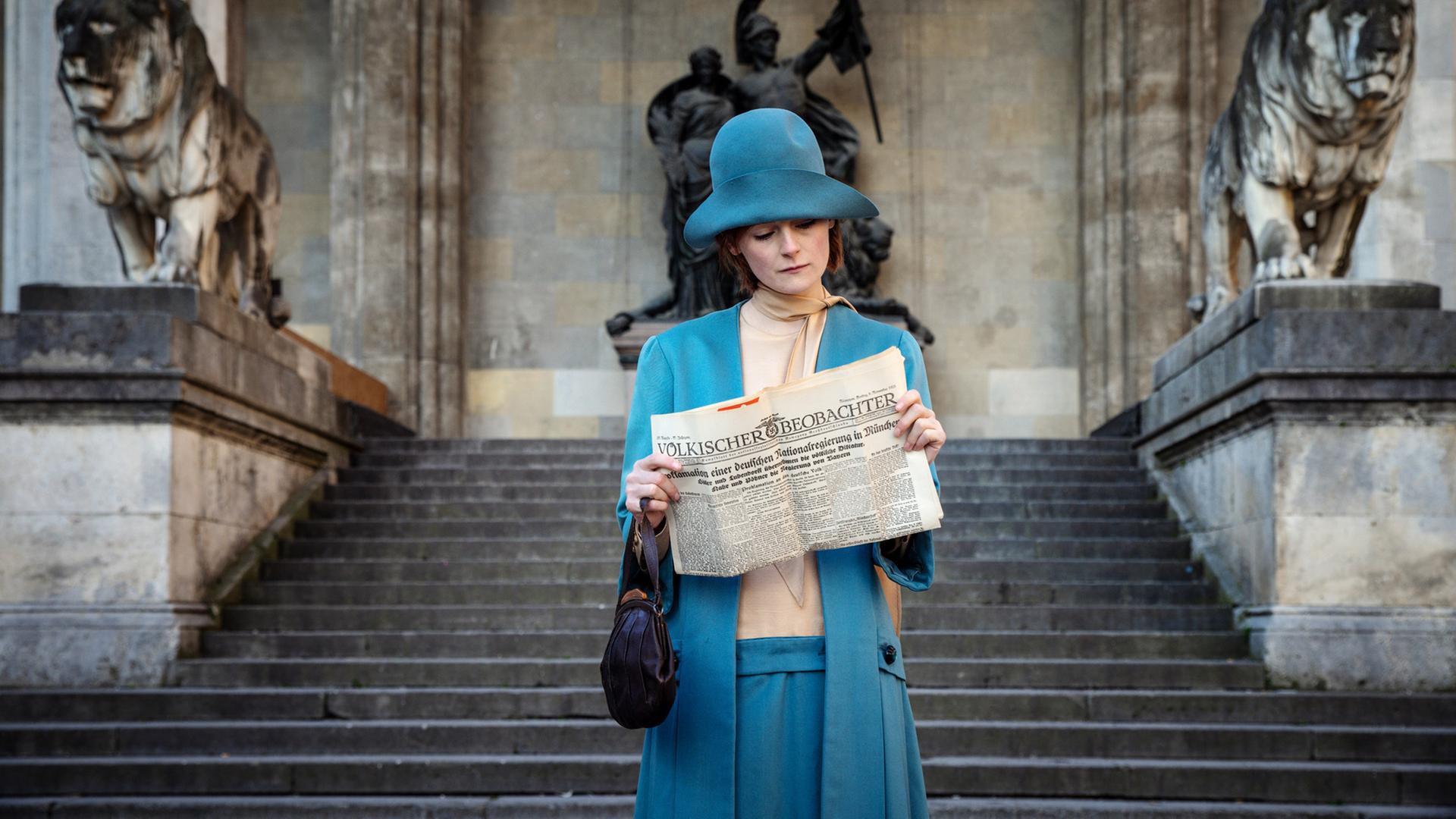 Eine Frau vor der Münchner Feldherrenhalle.