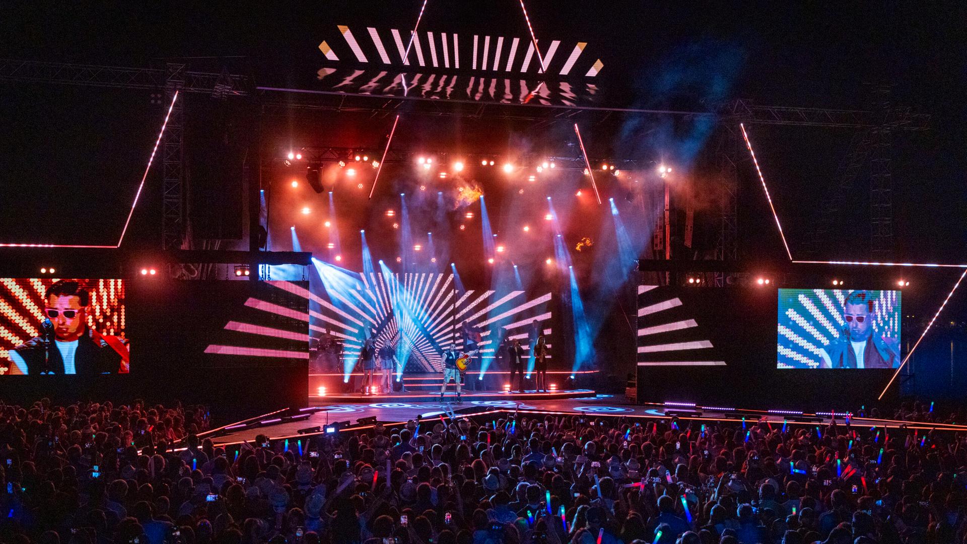 Eine beleuchtete Konzertbühne bei Nacht