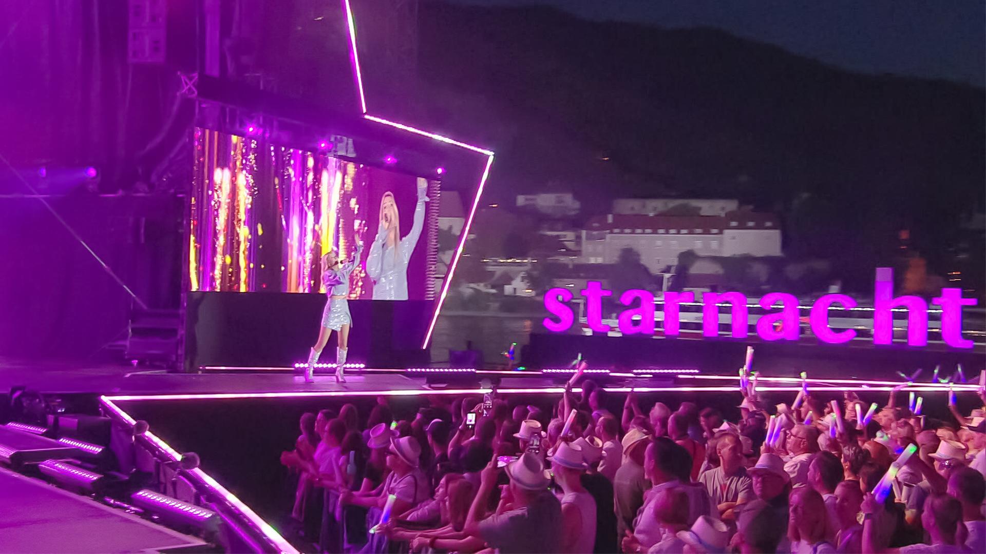 Anna Carina Woitschack bei der Starnacht.