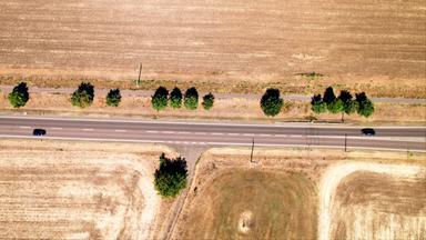 Verdorrte Felder und eine Straße von oben
