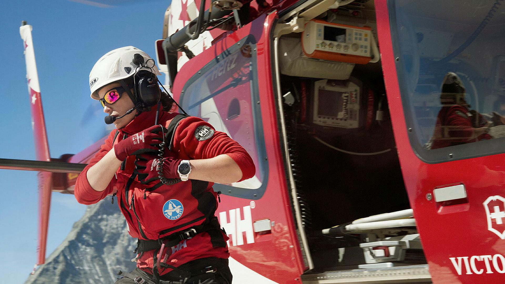 Hoch hinaus_Die Schweiz über 3000 Metern_Rebekka Frieden am Einsatzort auf dem Theodulgletscher