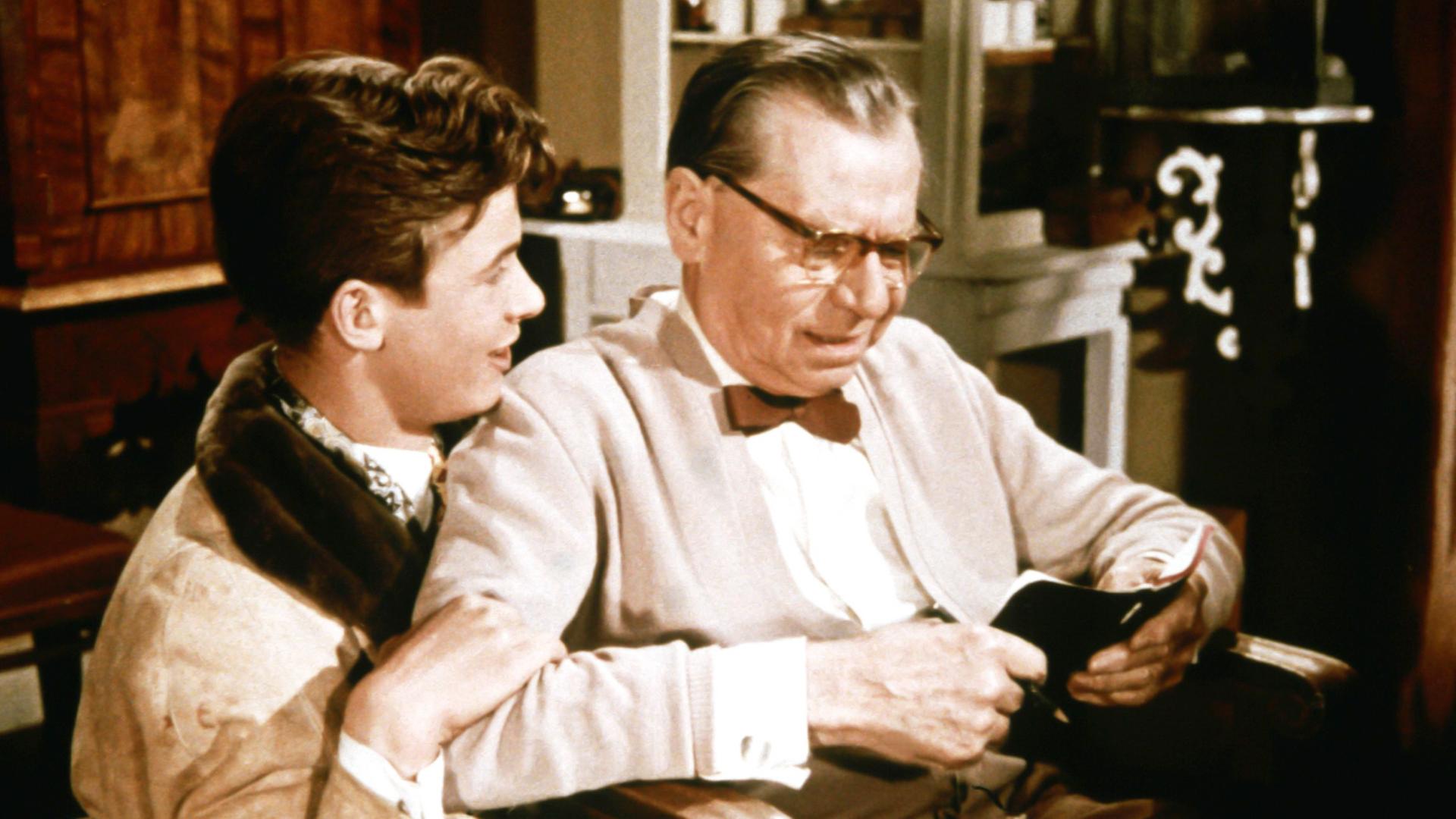 Ein junger und ein älterer Mann.