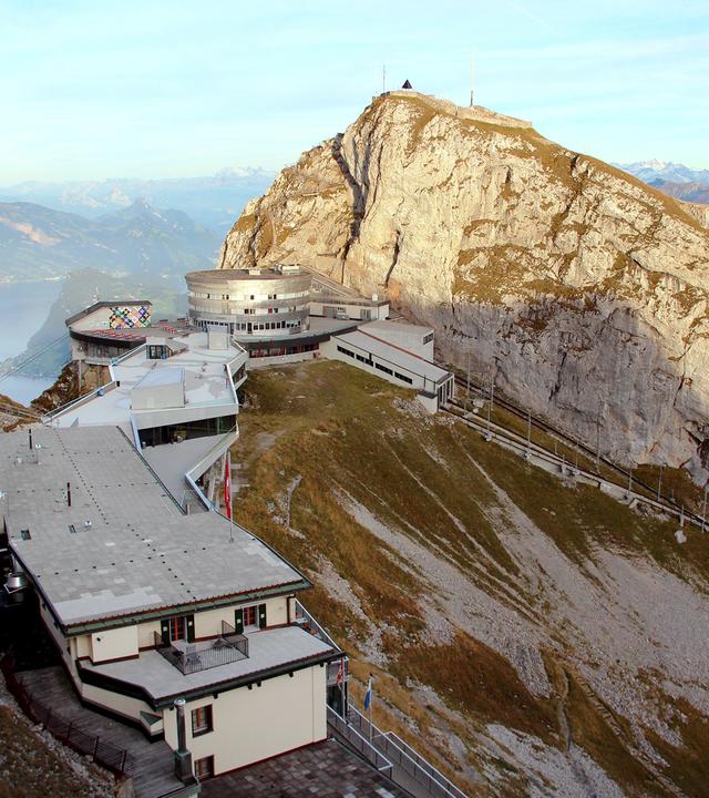 Blick auf das Kulm-Hotel mit Terrasse, Luftseilbahn-Station, Zahnradbahn, Bergstation und Sonnenpyramide.