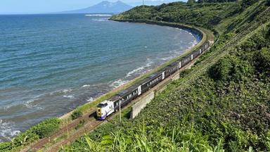 Die Bahnlinie von Hakodate nach Sapporo führt über weite Strecken am Meer entlang