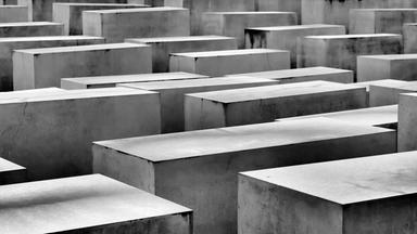 Stelen aus Beton im Holocaust-Mahnmal in Berlin.