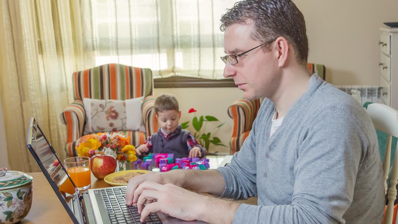 Где работает сын. Демотиваторы про чиновников. Мама и папа за компьютером. Приколы про чиновников. Где работает сын.