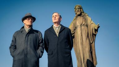 Honecker (Edgar Selge, l.) und Holmer (Hans-Uwe Bauer, r.) sind auf dem Weg zum See.