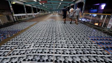 Bilder des chinesischen Regenten Xi Jingping plastern einen Weg in Hongkong.