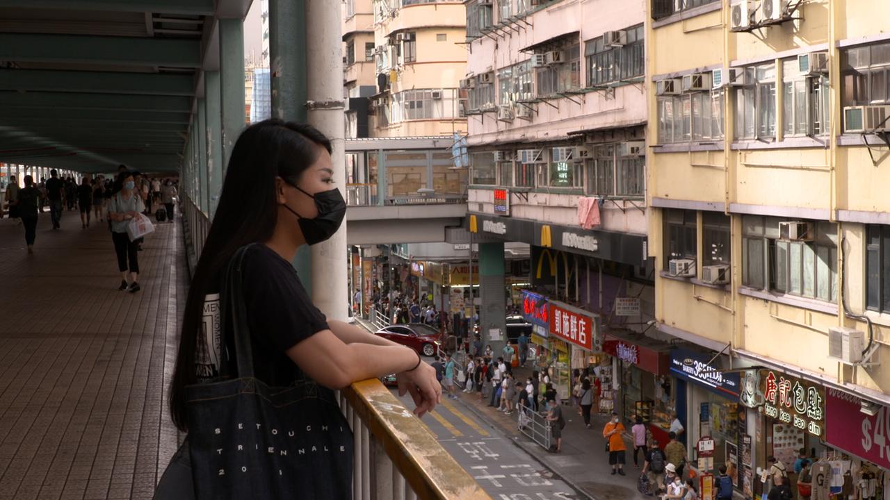 Ky Wong auf Fußgängerbrücke