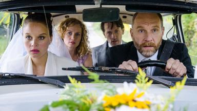 "Honigfrauen - 3. Hochzeit im Paradies": Karl (Götz Schubert) sitzt am Steuer seines Trabis, seine Tochter Maja (Sonja Gerhardt) als Braut gekleidet auf dem Beifahrersitz. Catrin (Cornelia Gröschel) und Rudi (Franz Dinda) sitzen auf der Rückbank des Trabi.