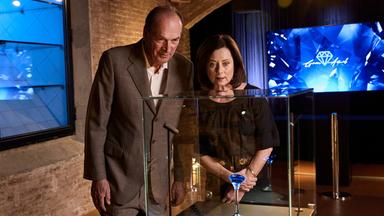 Viktor Hansen (Herbert Knaup) und Isabel Santos (Inka Friedrich) stehen im Gewölbekeller des Hotels Barcelona und bewundern einen in einem Glasquader befindlichen, wertvollen blauen Diamanten.