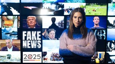 Junge Frau steh vor einer Mediawand - hinter ihr viele Monitore mit Fake News