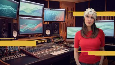 aspekte-Host Salwa Houmsi steht in einem Tonstudio mit einem Iodenhelm, der Gehirnströme misst, auf dem Kopf.