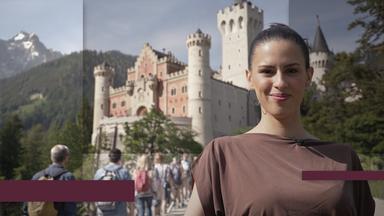 Salwa Houmsi vor langen Besucherschlangen am Schloss Neuschwanstein.