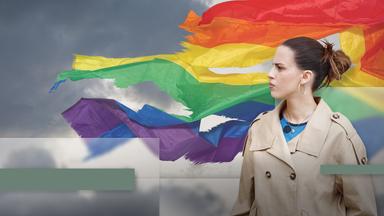 Salwa Houmsi vor wehender zerissener Regenbogenfahne