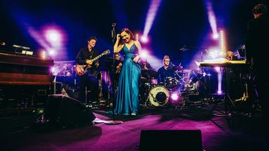 Alice Merton mit der hr-Bigband.