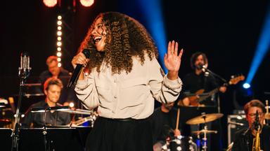 Joy Denalane live mit der hr-Bigband.