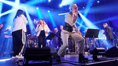 Stefanie Heinzmann und die hr-BigBand.