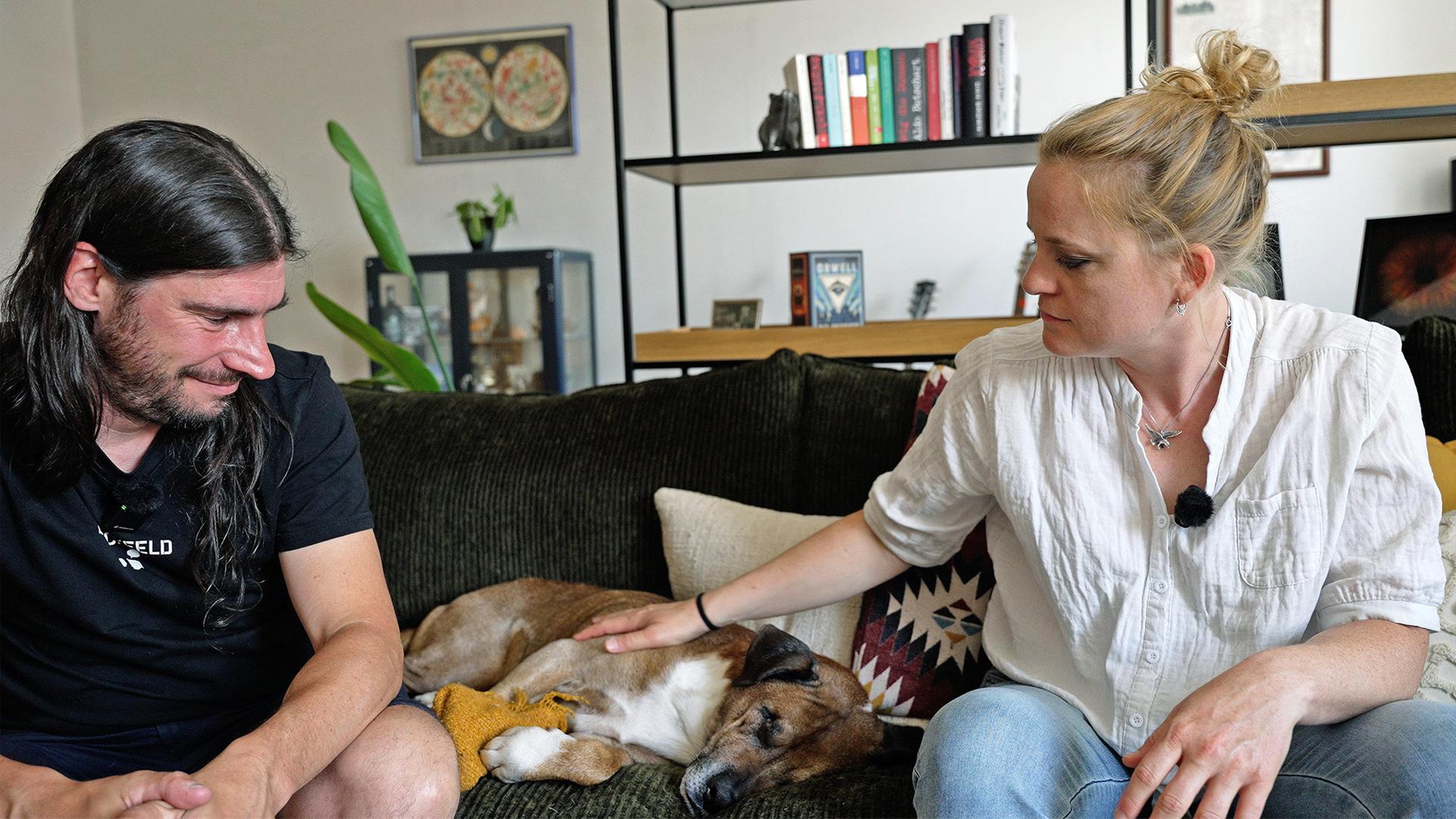 Hund Angus und seine Besitzer:innen auf dem Sofa