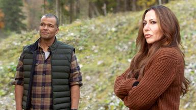 Katja Baumann (Simone Thomalla) und Louis Keita (Nikolaus Okonkwo) stehen mit ernstem Gesichtsausdruck in den Bergen.