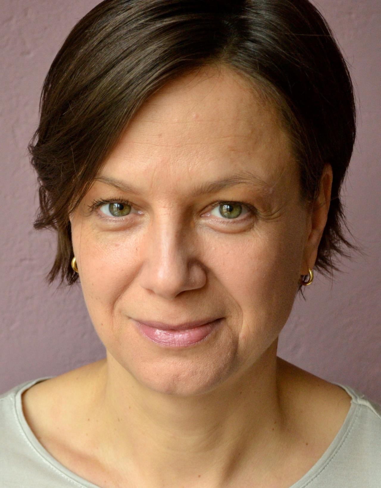 Porträtfoto einer Frau mit kurzen dunklen Haaren, die direkt in die Kamera schaut: Susanne Binninger, Regisseurin des Films "IchDuWir - Wer pflegt wen?".