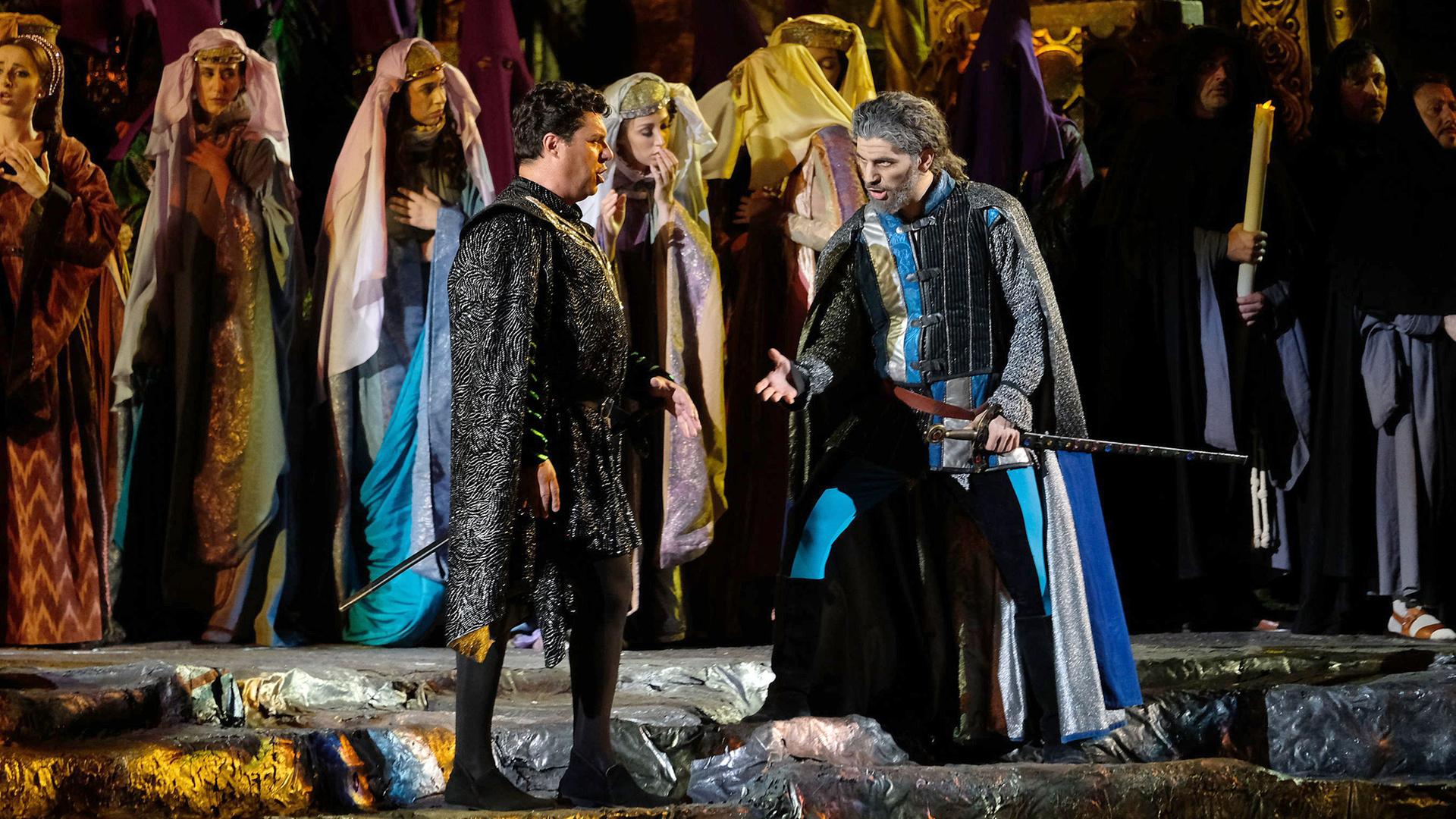 Blick auf die Bühne von “Il Trovatore” in der Arena di Verona. 