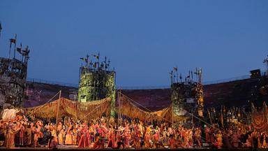 Totale auf die Bühne von “Il Trovatore” in der Arena di Verona.