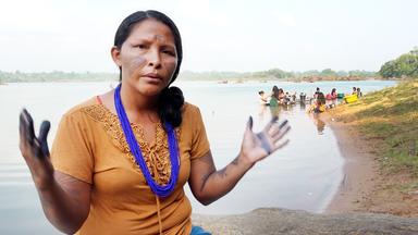 Eine Frau mit ausgestreckten Händen.