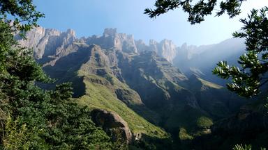 blick auf ein tal mit bergen