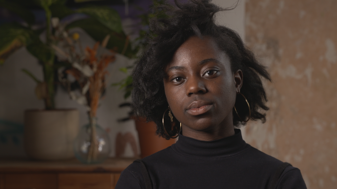 Junge Frau blickt frontal in die Kamera