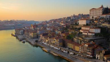 Hügel mit Altstadt von Porto und das Meer.