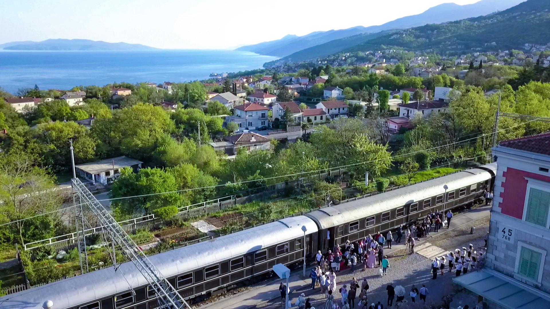 Luftbild eines Reisezuges.